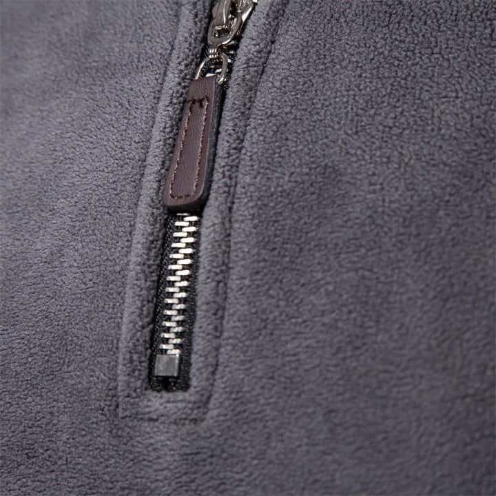 Miesten lämmin fleece soft shell -takki, hengittävä, moderni muotoilu, vetoketjullinen kaulus, tummansininen sävy.
