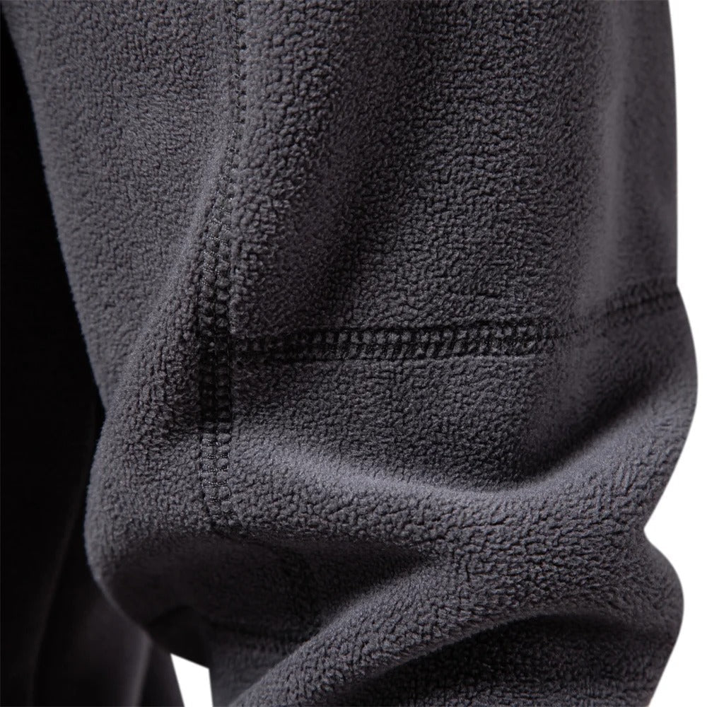 Miesten lämmin fleece soft shell -takki, hengittävä, moderni muotoilu, vetoketjullinen kaulus, tummansininen sävy.