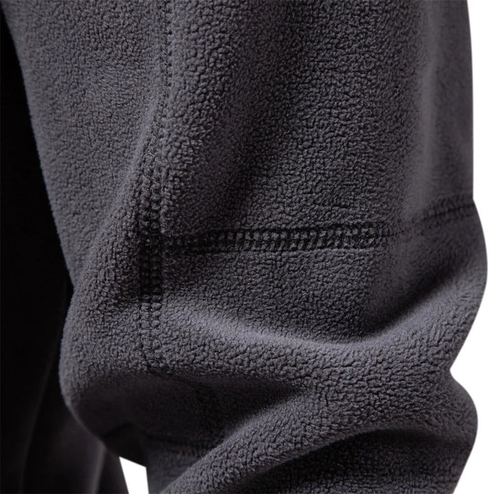Miesten lämmin fleece soft shell -takki, hengittävä, moderni muotoilu, vetoketjullinen kaulus, tummansininen sävy.