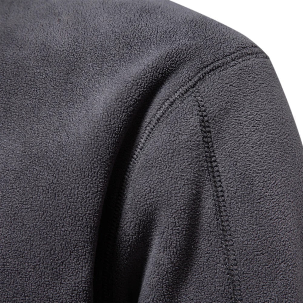 Miesten lämmin fleece soft shell -takki, hengittävä, moderni muotoilu, vetoketjullinen kaulus, tummansininen sävy.