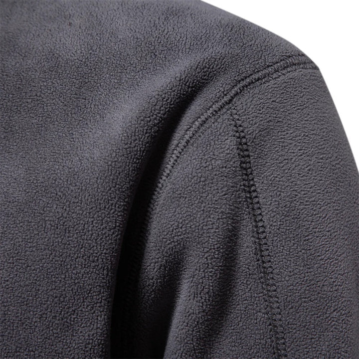 Miesten lämmin fleece soft shell -takki, hengittävä, moderni muotoilu, vetoketjullinen kaulus, tummansininen sävy.