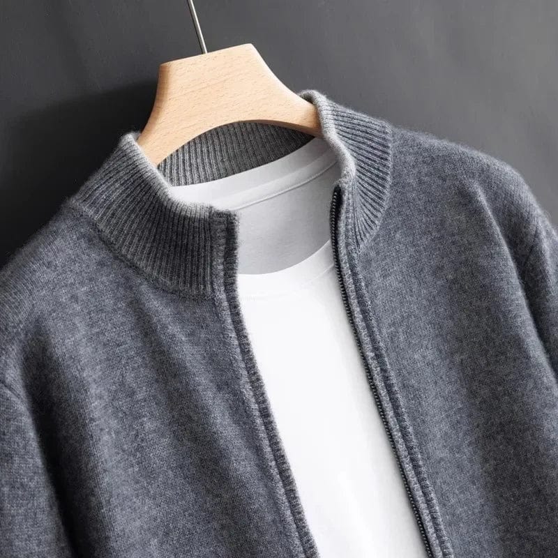 Herre minimalistisk sort jakke med lynlås, strikkede detaljer ved krave og manchetter, stilfuldt design.