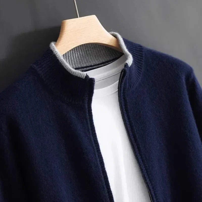 Herre minimalistisk sort jakke med lynlås, strikkede detaljer ved krave og manchetter, stilfuldt design.