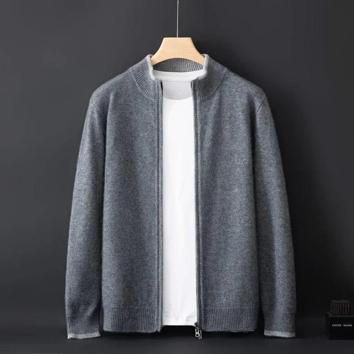 Herre minimalistisk sort jakke med lynlås, strikkede detaljer ved krave og manchetter, stilfuldt design.