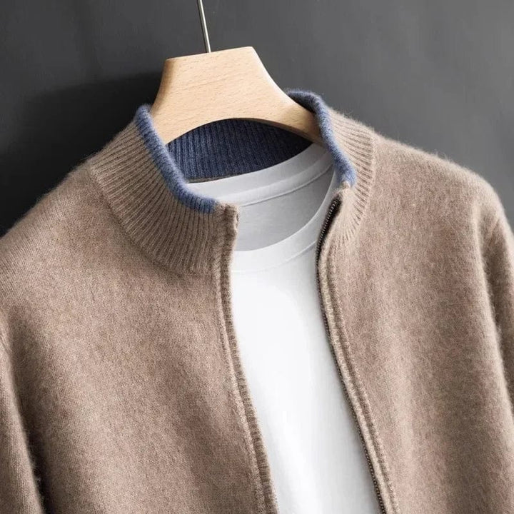 Herre minimalistisk sort jakke med lynlås, strikkede detaljer ved krave og manchetter, stilfuldt design.