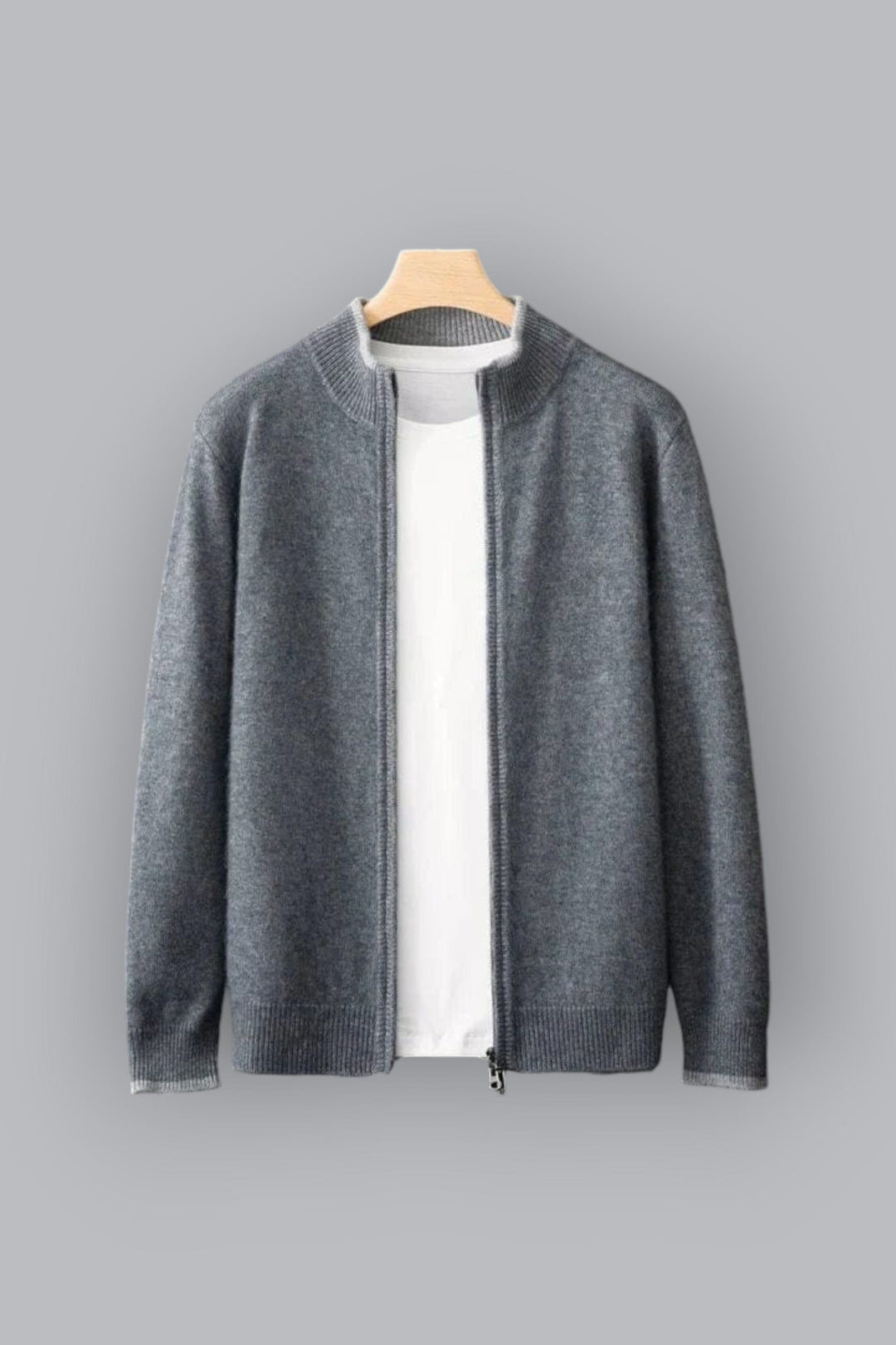 Herre minimalistisk sort jakke med lynlås, strikkede detaljer ved krave og manchetter, stilfuldt design.