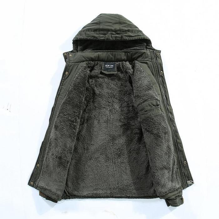 "Miesten moderni talvitakki, lämmin polyesteri ja puuvilla, ergonominen leikkaus, käytännölliset taskut."