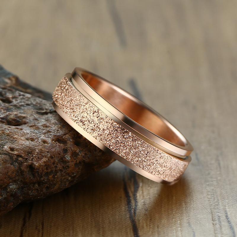 Herre moderne titanium stålring, metallisk glans, elegance og holdbarhed; perfekt tilføjelse til mandens accessories.