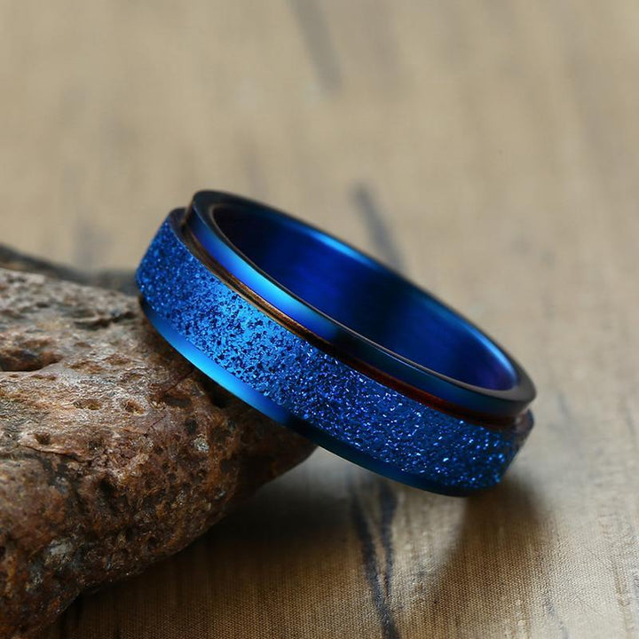 Herre moderne titanium stålring, metallisk glans, elegance og holdbarhed; perfekt tilføjelse til mandens accessories.
