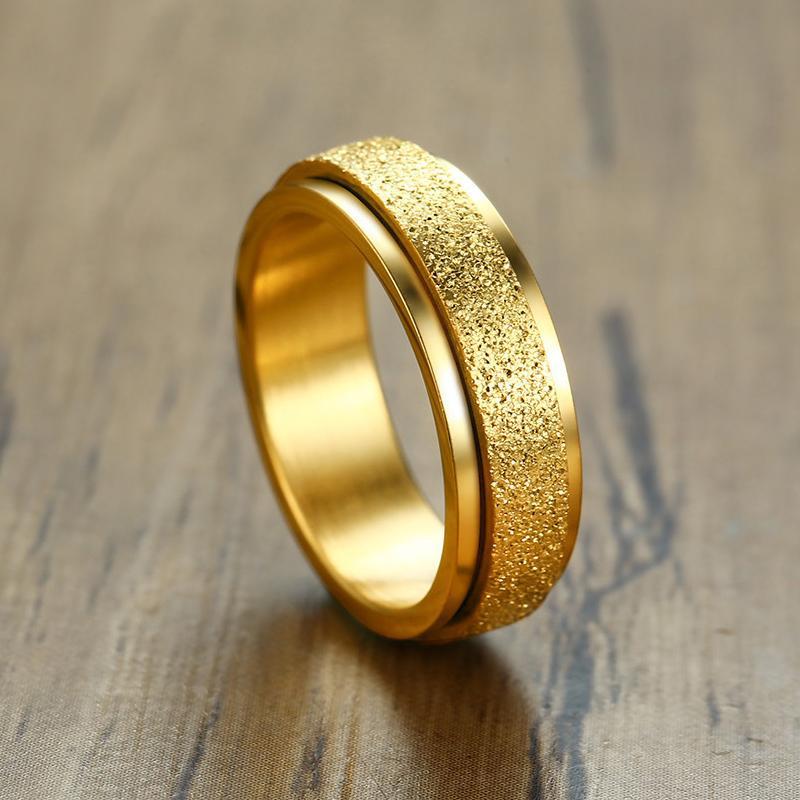 Herre moderne titanium stålring, metallisk glans, elegance og holdbarhed; perfekt tilføjelse til mandens accessories.