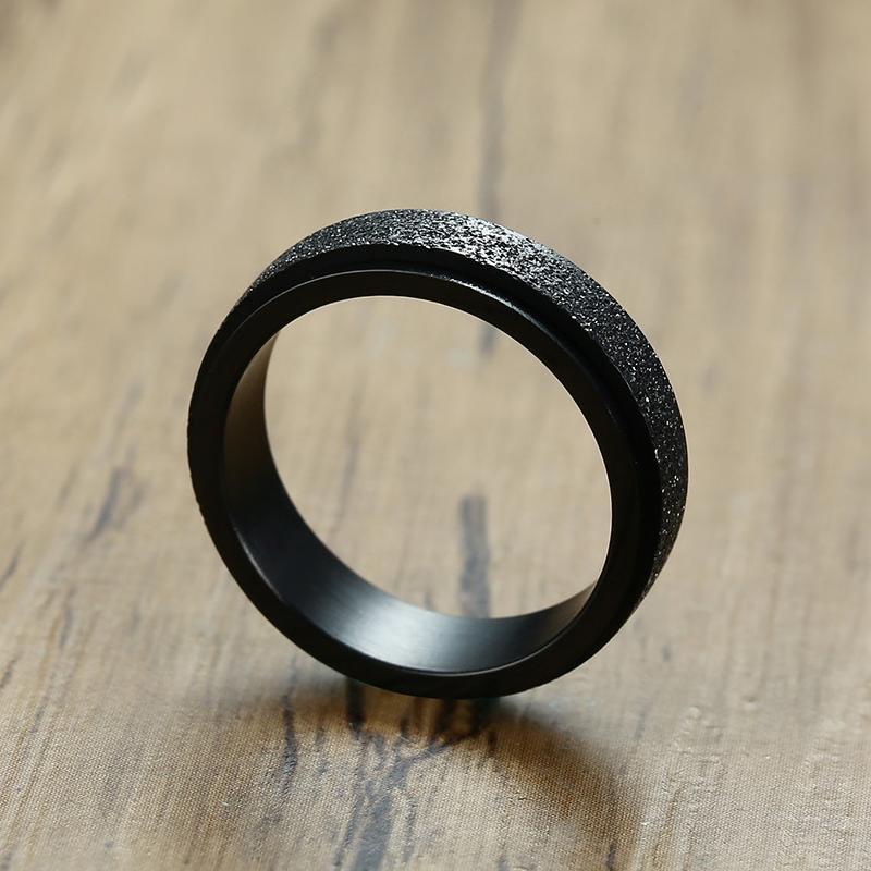 Herre moderne titanium stålring, metallisk glans, elegance og holdbarhed; perfekt tilføjelse til mandens accessories.
