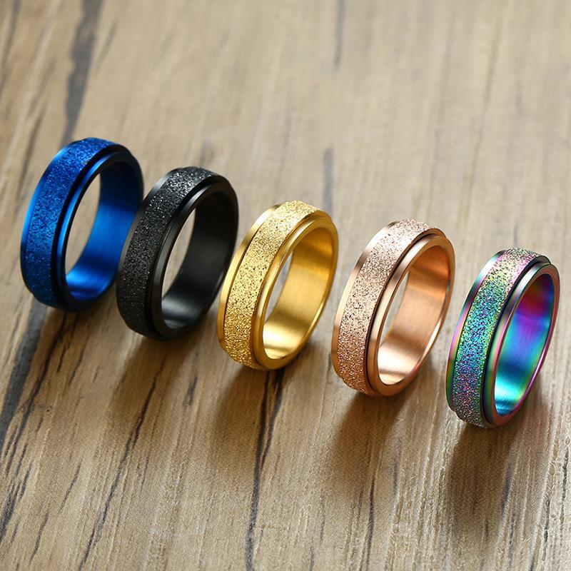 Herre moderne titanium stålring, metallisk glans, elegance og holdbarhed; perfekt tilføjelse til mandens accessories.