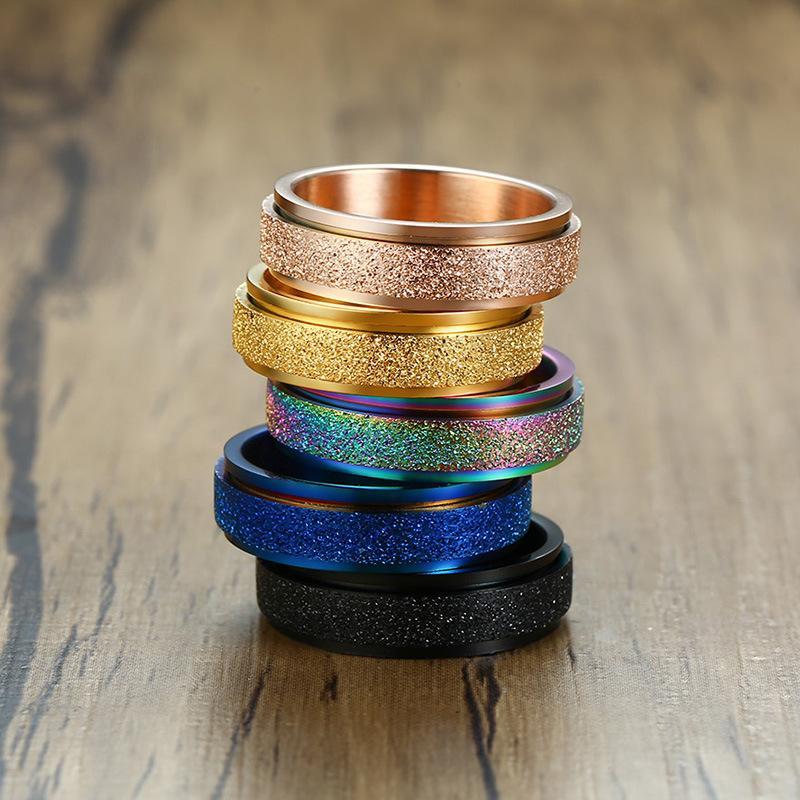 Herre moderne titanium stålring, metallisk glans, elegance og holdbarhed; perfekt tilføjelse til mandens accessories.