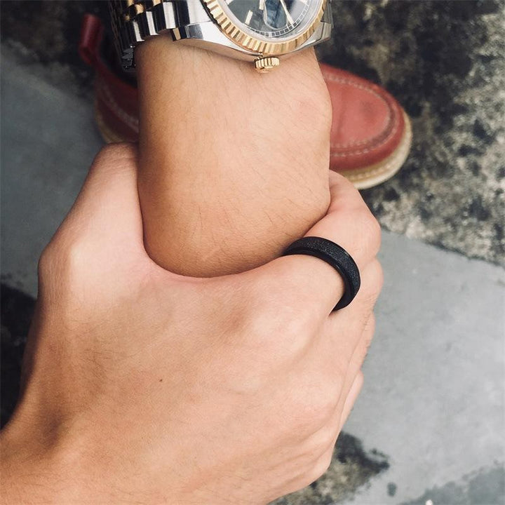 Herre moderne titanium stålring, metallisk glans, elegance og holdbarhed; perfekt tilføjelse til mandens accessories.