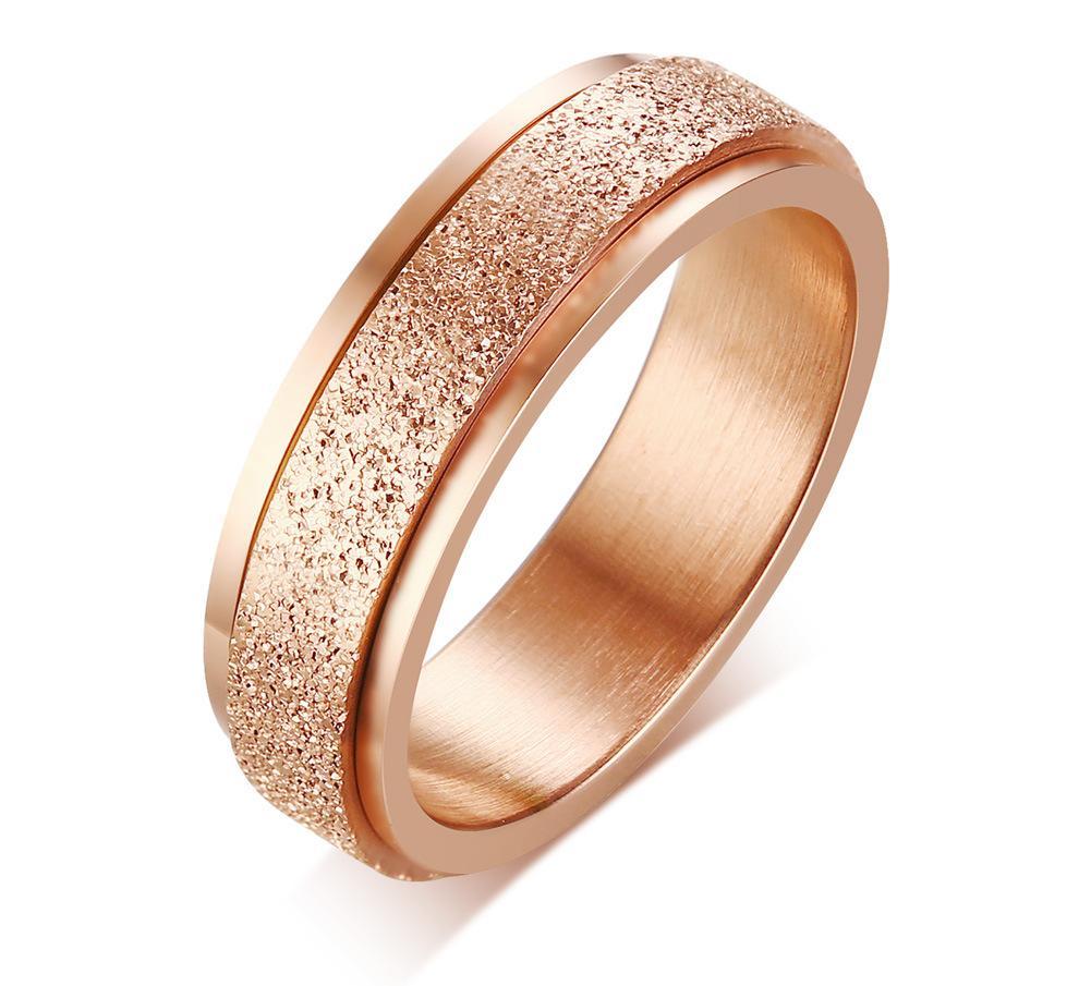 Herre moderne titanium stålring, metallisk glans, elegance og holdbarhed; perfekt tilføjelse til mandens accessories.