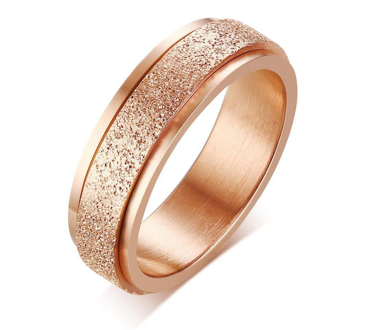 Herre moderne titanium stålring, metallisk glans, elegance og holdbarhed; perfekt tilføjelse til mandens accessories.