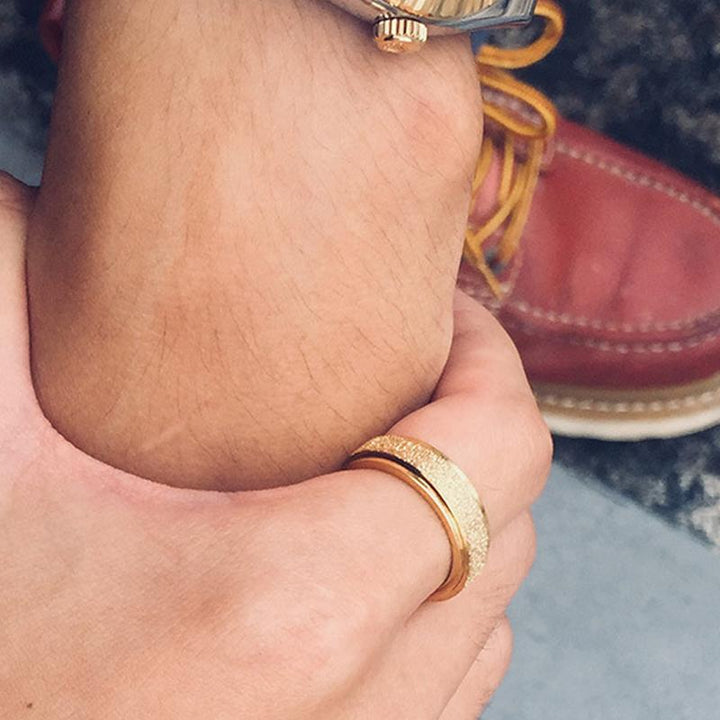 Herre moderne titanium stålring, metallisk glans, elegance og holdbarhed; perfekt tilføjelse til mandens accessories.