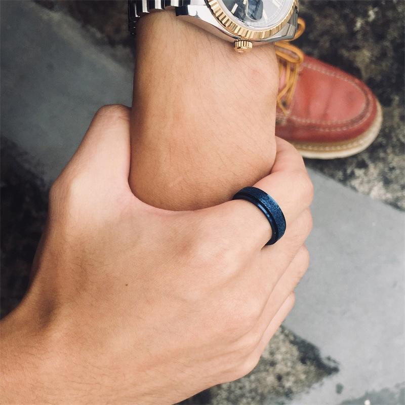 Herre moderne titanium stålring, metallisk glans, elegance og holdbarhed; perfekt tilføjelse til mandens accessories.