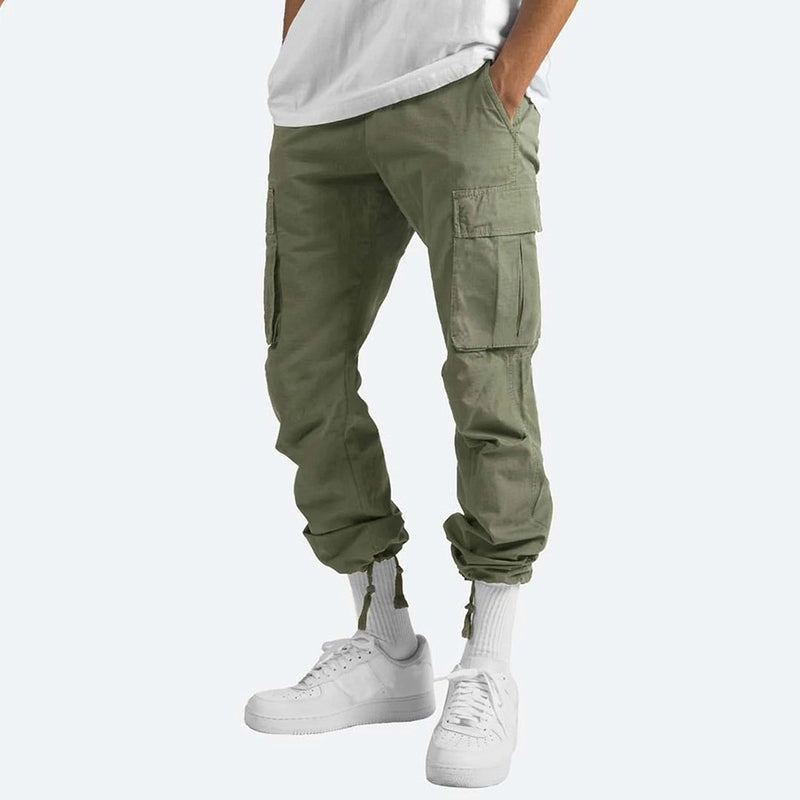 Herre moderne cargo bukser, khakifarvede, med rigelige lommer og smalle ben, alsidigt design.