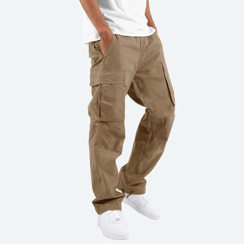 Herre moderne cargo bukser, khakifarvede, med rigelige lommer og smalle ben, alsidigt design.