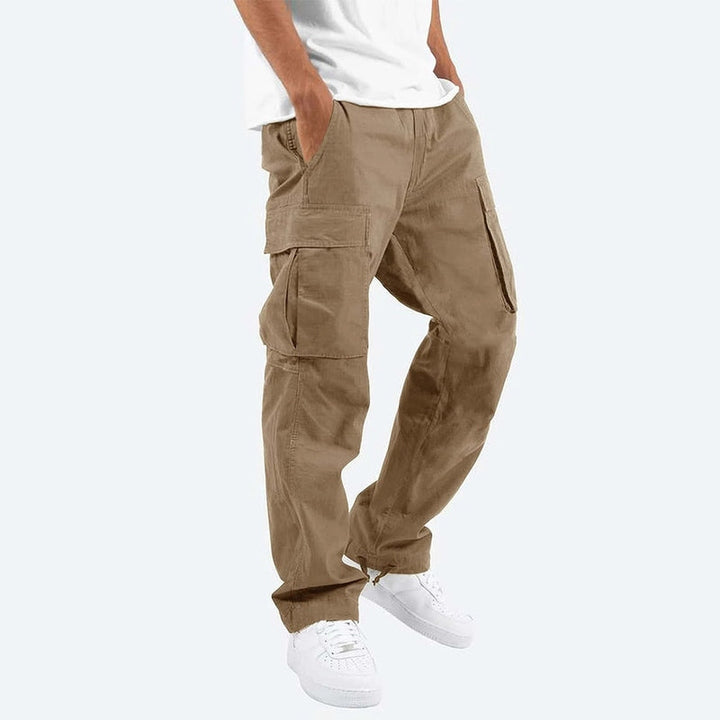 Herre moderne cargo bukser, khakifarvede, med rigelige lommer og smalle ben, alsidigt design.