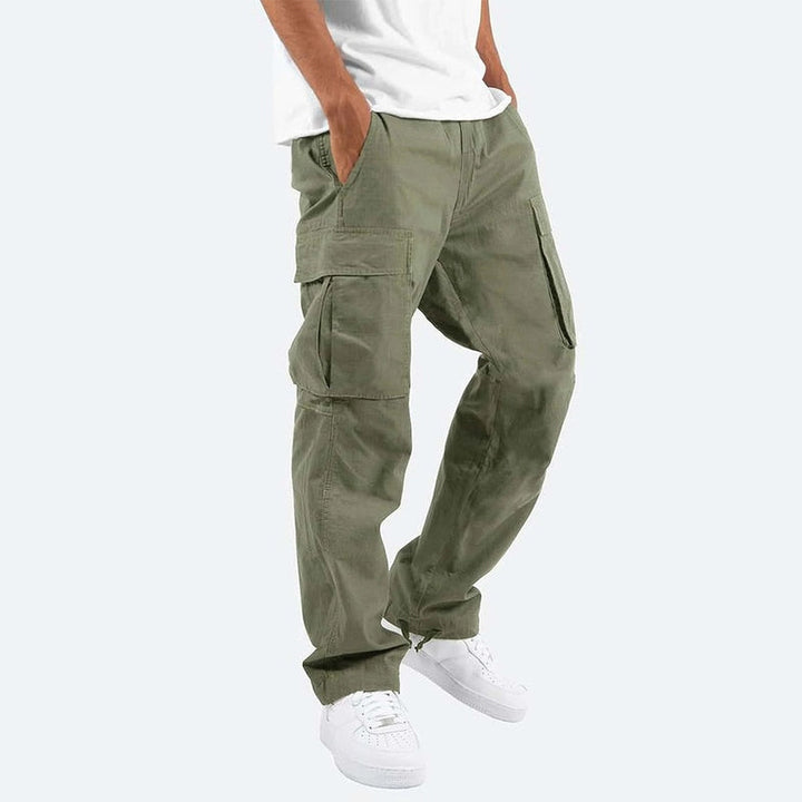 Herre moderne cargo bukser, khakifarvede, med rigelige lommer og smalle ben, alsidigt design.