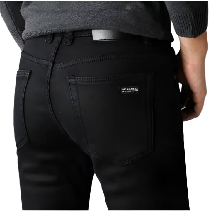 "Miesten mustat biker-farkut, joustava denim, istuva leikkaus, syvä musta väri, modernit yksityiskohdat."