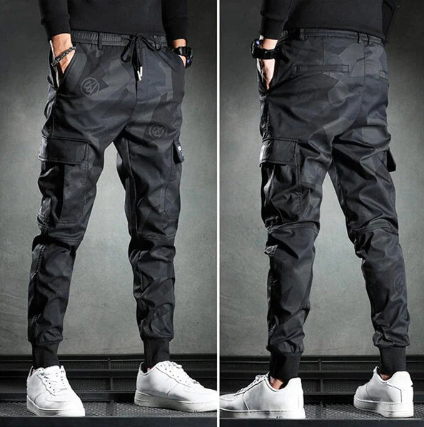"Miesten mustat slim fit housut, etunäkymä, korostavat vartalon muotoja, musta polyesteri-puuvilla kangas"