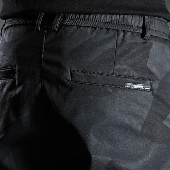 "Miesten mustat slim fit housut, etunäkymä, korostavat vartalon muotoja, musta polyesteri-puuvilla kangas"