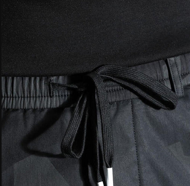 "Miesten mustat slim fit housut, etunäkymä, korostavat vartalon muotoja, musta polyesteri-puuvilla kangas"