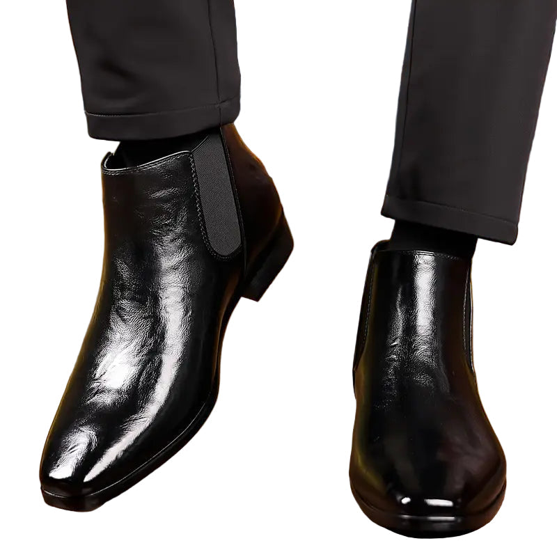 "Miesten nahkaiset tyylikkäät bootsit, hienostunut muotoilu, ruskea väri, ergonominen pohjallinen, sopii arkeen ja juhlaan."