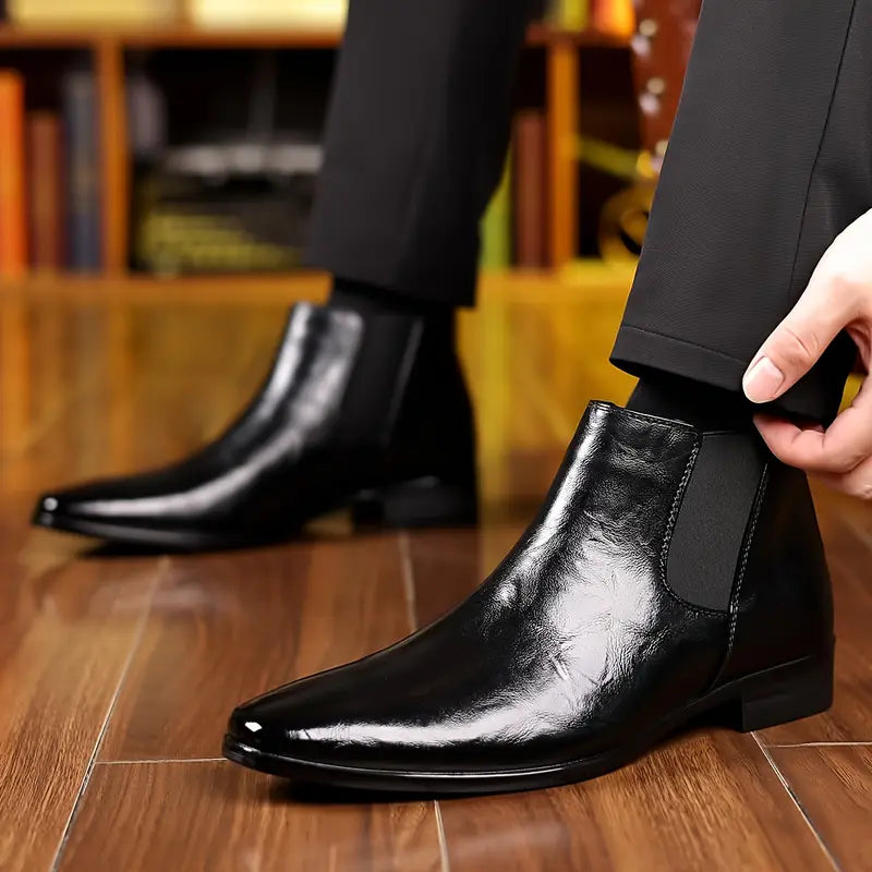 "Miesten nahkaiset tyylikkäät bootsit, hienostunut muotoilu, ruskea väri, ergonominen pohjallinen, sopii arkeen ja juhlaan."