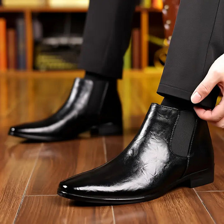 "Miesten nahkaiset tyylikkäät bootsit, hienostunut muotoilu, ruskea väri, ergonominen pohjallinen, sopii arkeen ja juhlaan."