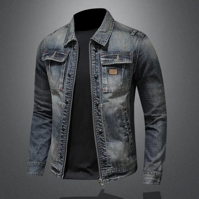"Miesten napitettava denim-takki rintataskuilla, klassinen ja moderni tyyli, tiukka istuvuus ja vahva olkalinja."