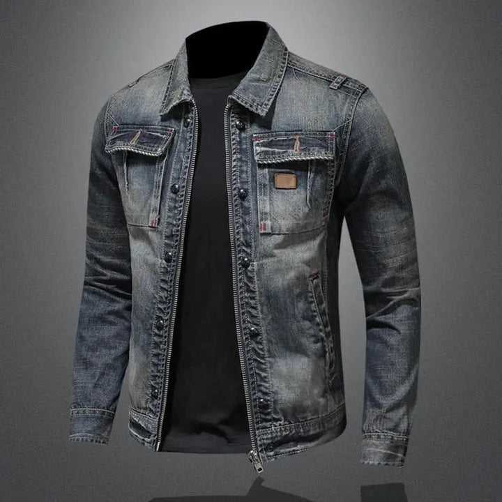 "Miesten napitettava denim-takki rintataskuilla, klassinen ja moderni tyyli, tiukka istuvuus ja vahva olkalinja."