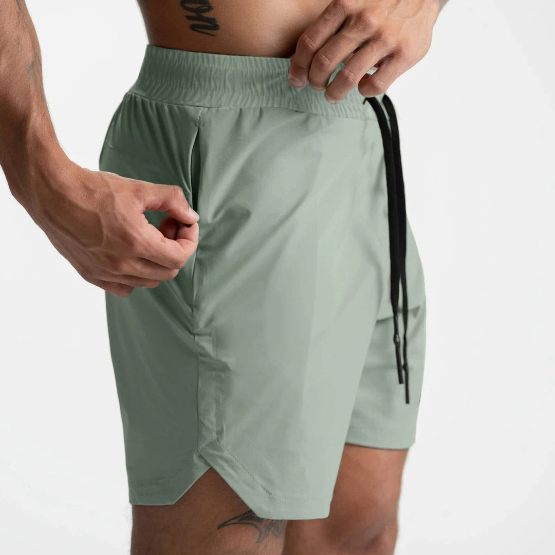 Herre hurtigttørrende sportsshorts, let ensfarvet design, elastisk linning, perfekt til træning.