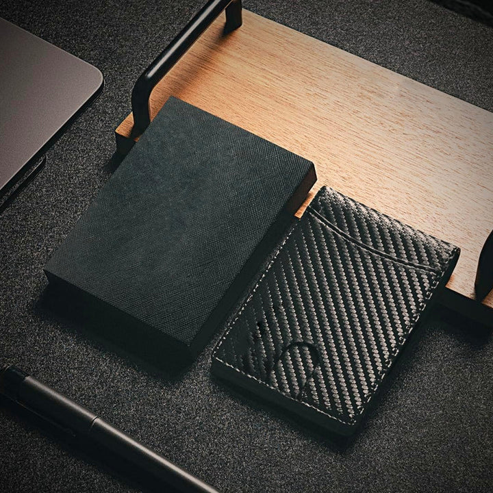 Mænds slanke RFID-sikrede ægte læder pung, 11 kortlommer, minimalistisk sort design.