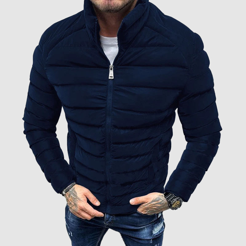 Herre vinterjakke, slim fit, høj krave, lynlås, quiltet design. Trendy og praktisk valg.