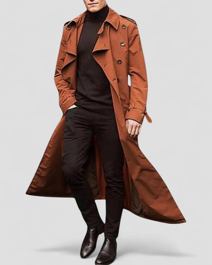 Mænds lang dobbeltspændt trenchcoat i blå, vandtæt med en stilfuld silhuet. Velegnet til efterår og vinter.