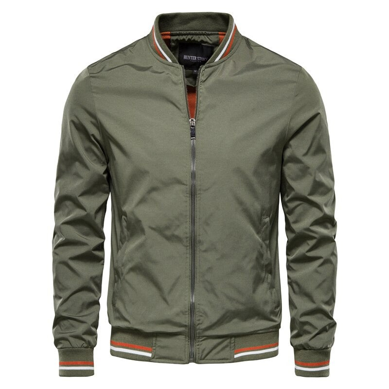 Miesten polyesteri bomber-takki, ajattomasti musta, sininen ja beige. Moderneille tyyleille ja kestävyydelle. Täydellinen loo