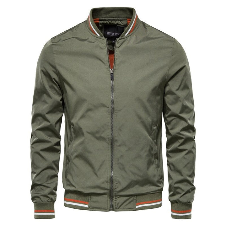 Miesten polyesteri bomber-takki, ajattomasti musta, sininen ja beige. Moderneille tyyleille ja kestävyydelle. Täydellinen loo