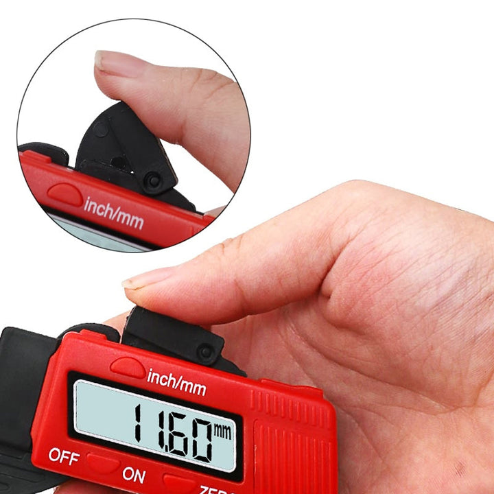 Mænds digitale mikrometer i rød og blå, med stort LCD-display, præcis måling og holdbar konstruktion.