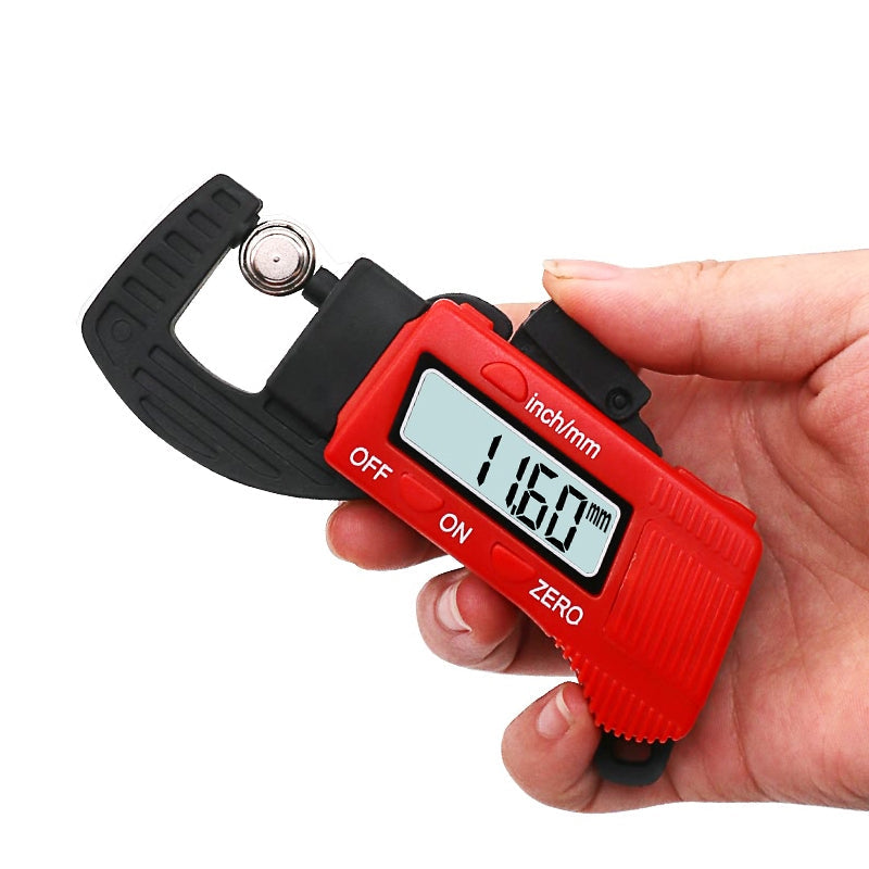 Mænds digitale mikrometer i rød og blå, med stort LCD-display, præcis måling og holdbar konstruktion.