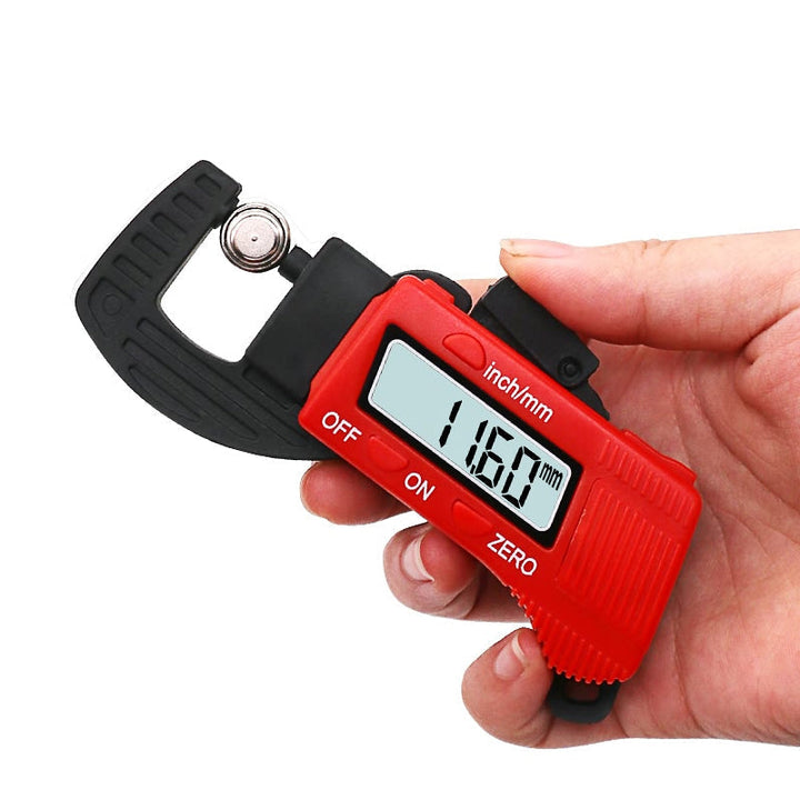 Mænds digitale mikrometer i rød og blå, med stort LCD-display, præcis måling og holdbar konstruktion.