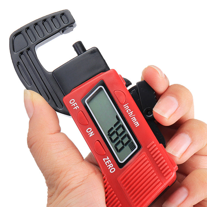 Mænds digitale mikrometer i rød og blå, med stort LCD-display, præcis måling og holdbar konstruktion.