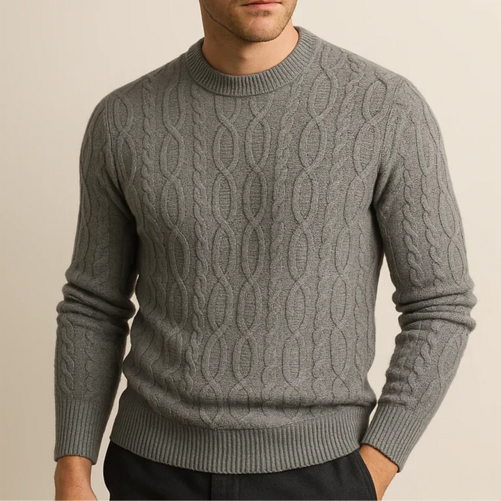 "Miesten puuvillasekoite crewneck kaapelineulepusero, elegantti tekstuuri, monikäyttöinen pyöreäkaulus, edestä katsottuna."
