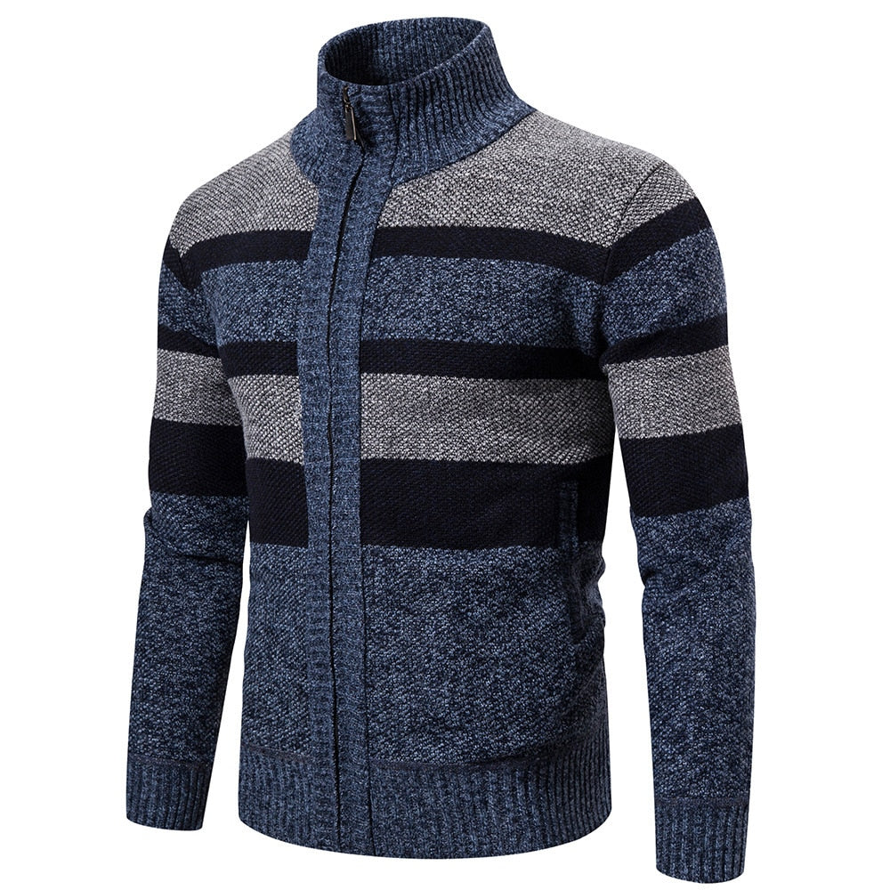 "Miesten raidallinen slim fit neulecardigan, värikäs raitakuosi, istuva leikkaus, pehmeä ja miellyttävä materiaali."