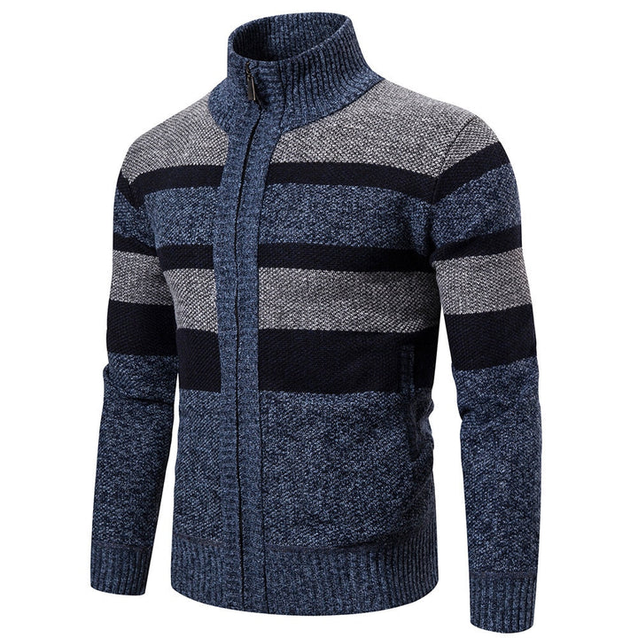 "Miesten raidallinen slim fit neulecardigan, värikäs raitakuosi, istuva leikkaus, pehmeä ja miellyttävä materiaali."