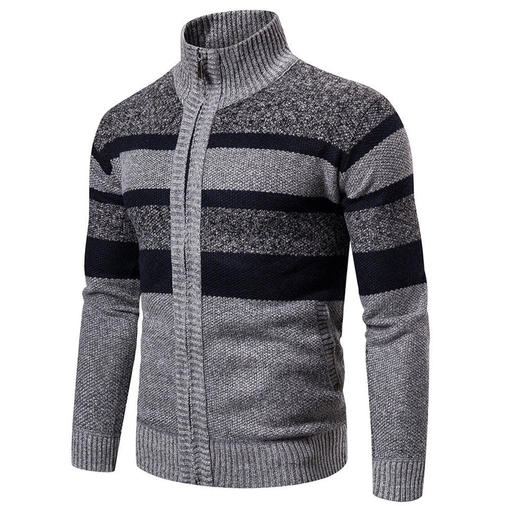 "Miesten raidallinen slim fit neulecardigan, värikäs raitakuosi, istuva leikkaus, pehmeä ja miellyttävä materiaali."