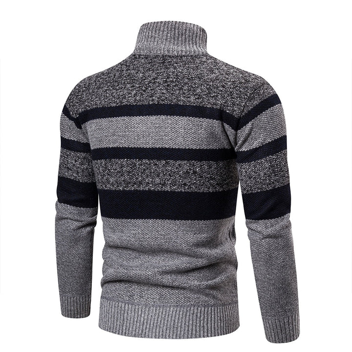 "Miesten raidallinen slim fit neulecardigan, värikäs raitakuosi, istuva leikkaus, pehmeä ja miellyttävä materiaali."